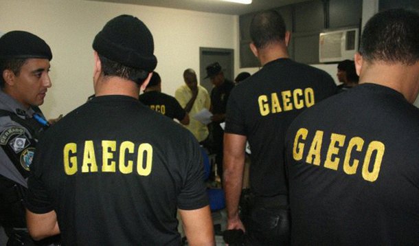 O Grupo de Atuação Especial de Combate ao Crime Organizado (Gaeco), do Ministério Público do Estado do Rio (MP-RJ), e a Corregedoria-Geral Unificada das Polícias Civil e Militar (PM) fazem, desde cedo, a Operação Hades; o objetivo é cumprir sete mandados de prisão preventiva contra um grupo de extermínio comandado por um militar do Exército e formado por policiais militares responsáveis pelo controle e a distribuição ilegal de sinal de TV por assinatura e internet em São João de Meriti, na Baixada Fluminense