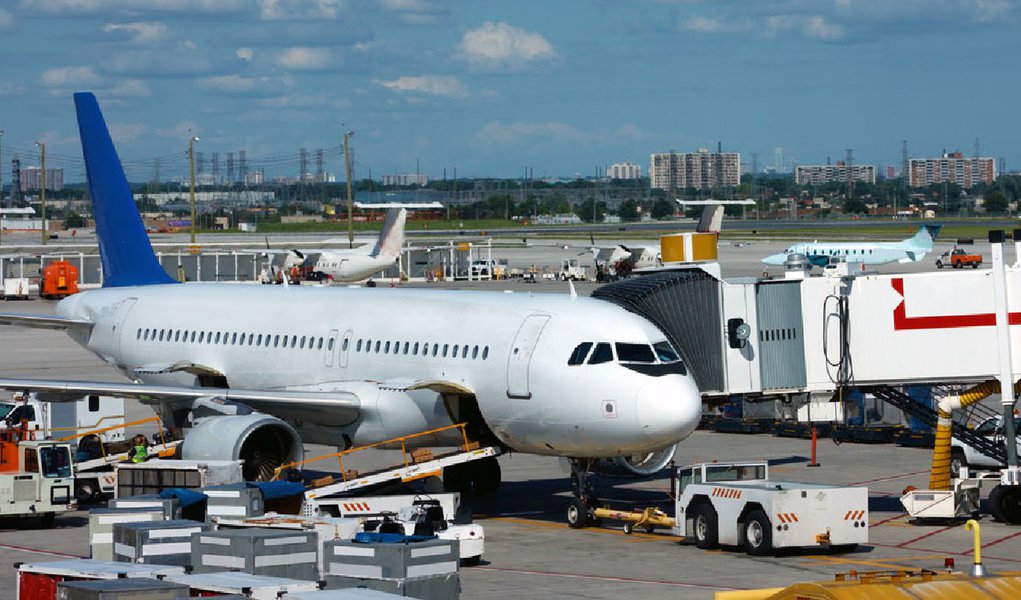 Dados divulgados nesta quinta-feira, 23, pela Associação Brasileira das Empresas Aéreas (Abear) mostram que no primeiro semestre deste ano o total de passageiros transportados somou 47,1 milhões; a demanda por viagens internacionais também aumentou, 13,1%, e a oferta 13,6%; dados mostram ainda que, em junho, a demanda doméstica cresceu 1,7% sobre o mesmo mês do ano passado