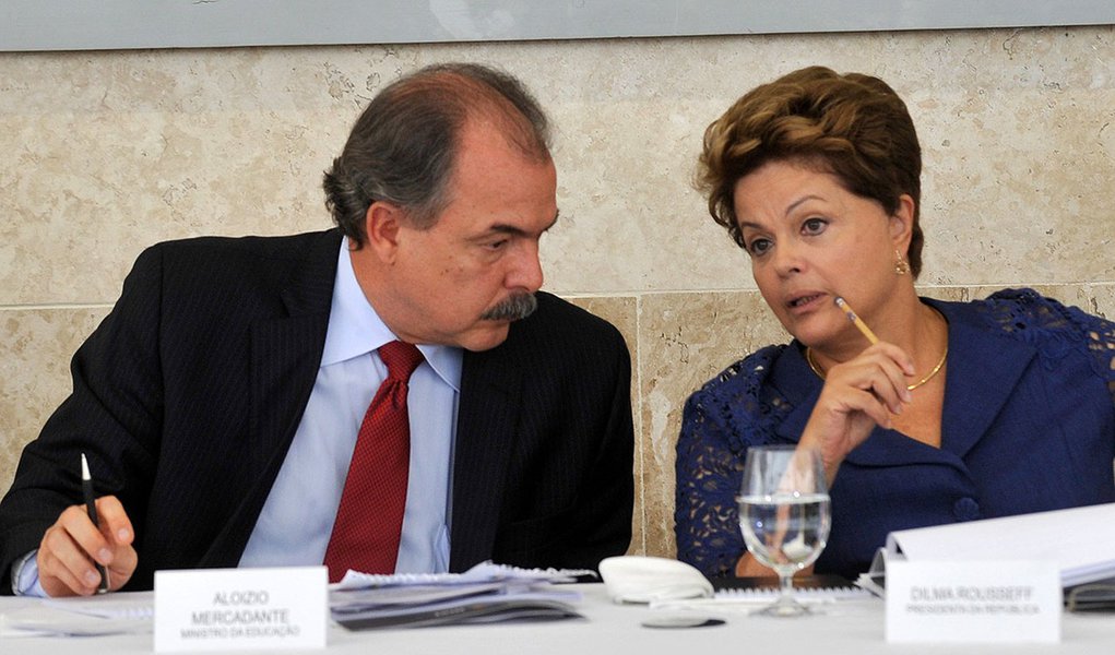 Além de convocar ex-ministro do Desenvolvimento Agrário Miguel Rossetto, e o ministro da Casa Civil, Aloizio Mercadante, para a campanha, presidente Dilma Rousseff deve escolher um nome do mercado para substituir Guido Mantega, que vai deixar a Fazenda em um eventual segundo mandato; ela pretende ainda conversar com o agronegócio para sobre a crise do etanol