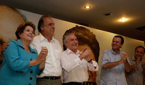 Governador do Rio de Janeiro, Luiz Pezão (PMDB), que vai disputar o governo do Estado em chapa que divide palanque com os presidenciáveis Aécio Neves (PSDB) e o Pastor Everaldo (PSC), reuniu 62 prefeitos em ato pela presidente Dilma Rousseff na Baixada Fluminense: “Nossa aliança está acima dessas questões partidárias. A senhora foi uma das maiores amizades que diz na política, e nada vai nos separar”; por sua vez, Dilma exaltou a parceria com a gestão de Sérgio Cabral e não poupou elogios ao atual governador: "Descobri no Pezão uma grande humanidade. Tem uma característica que para nós é imprescindível, sem a qual não conseguiríamos governar"