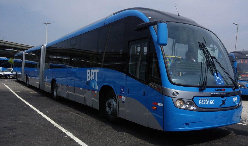 A partir da próxima segunda-feira (10), o ônibus biarticulado para até 270 passageiros entrará em operação no BRT Transoeste; o veículo entra no atendimento ao serviço Mato Alto/Terminal Alvorada. Até dezembro mais 12 veículos articulados entram em operação no sistema BRT, que já transporta 400 mil passageiros dia; nove deles vão atender ao Transoeste e três serão integrados à frota do Transcarioca