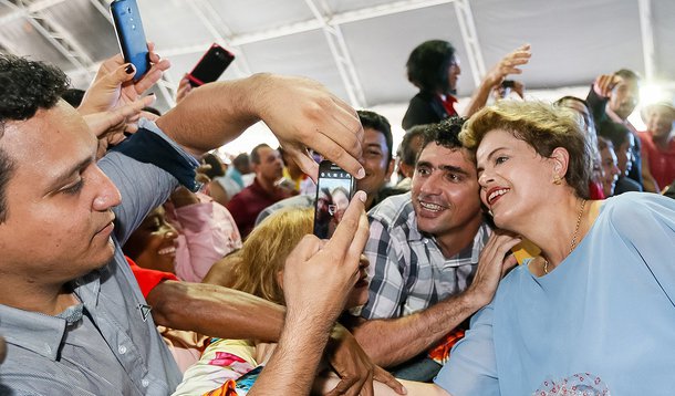 A nuvem de desinformação e ódio impede que a maioria veja os feitos de Dilma pelo Brasil, mas a história com certeza registrará os acertos de suas decisões sem a pressão do momento, sem a emoção que cega
