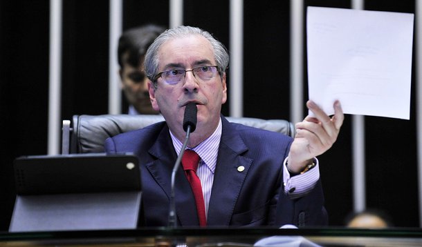 Presidente da Câmara dos Deputados, Eduardo Cunha (PMDB-RJ), quer desengavetar uma proposta que transfere para a primeira instância processos contra políticos, mantendo no STF e no STJ o poder de decidir prisões, buscas, escutas telefônicas e outras medidas de caráter coercitivo: "Temos de tirar a impressão de que somos privilegiados, o que não somos. Tem que ser igual para todo mundo", disse; atualmente casos são julgados pelo STF 