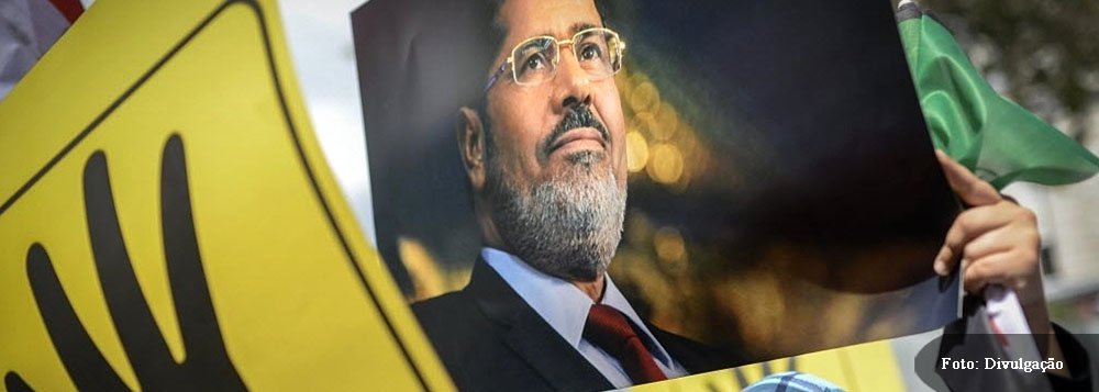 Presidente deposto no Egito e mais 14 pessoas são acusadas de responsabilidade na morte de 57 pessoas, além das ações policiais que provocaram 379 feridos e várias detenções