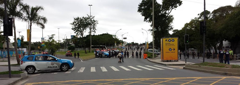 Fechamento das vias faz parte do esquema de segurança para o jogo de quartas de final da Copa do Mundo, entre Alemanha e França, marcado para as 13h; bloqueio tem por objetivo evitar que torcedores sem ingresso se aproximem do Maracanã e tentem invadir o estádio, como ocorreu em 18 de junho, no jogo entre Espanha e Chile, quando mais de 80 torcedores chilenos sem ingresso aproveitaram falha para entrar