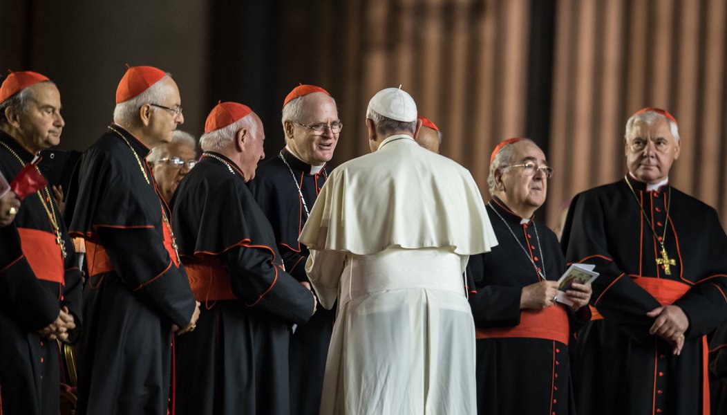 O papa Francisco abriu a assembleia global Católica Romana neste domingo mostrando aparente irritação com os líderes da Igreja que travaram uma batalha pública, por vezes amarga, entre progressistas e conservadores em questões familiares; "Assembleias sinodais não são destinadas a discutir ideias bonitas e inteligentes, ou para ver quem é mais inteligente", disse ele; comparando a Igreja a uma vinha, ele disse que tudo isso tinha que ser alimentado com liberdade, criatividade e trabalho duro