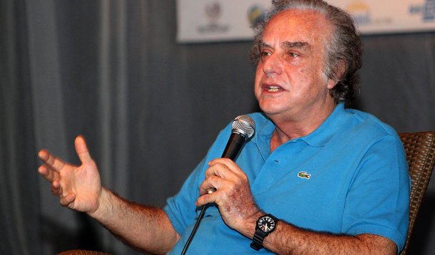 Em análise surreal, colunista Arnaldo Jabor “alerta” para o risco de a presidente Dilma Rousseff ‘converter a pátria amada em um bolivarianismo “cordial”’; segundo ele, ‘ela idealiza o antigo “proletariado” e despreza a classe média “fascista”, como acha outra emérita professora. Ela desconfia dos capitalistas e empresários, ela quer se manter no poder e virar o PT num PRI mexicano; ela finge ignorar a queda do muro de Berlim, o fim da Guerra Fria, ela ama o Lula, seu operário mágico que encarnou o populismo “revolucionário”’