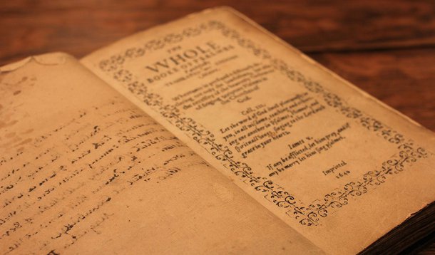 O "Bay Psalm Book", um das 11 cópias restantes do primeiro livro impresso nos Estados Unidos, foi vendido nesta terça-feira à noite na casa de leilões Sotheby's, em Nova York, estabelecendo o recorde de livro impresso mais caro mais já vendido