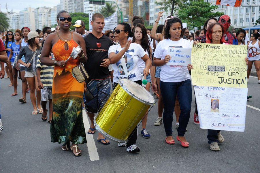 Moradores do morro do Pavão-Pavãozinho fizeram hoje (27) uma manifestação na praia de Copacabana para lembrar o dançarino Douglas Rafael da Silva, o DG, morto no último dia 22, durante um tiroteio no alto da comunidade; no mesmo dia, também morreu o jovem Edilson Silva, de 27 anos, conhecido como Mateuzinho