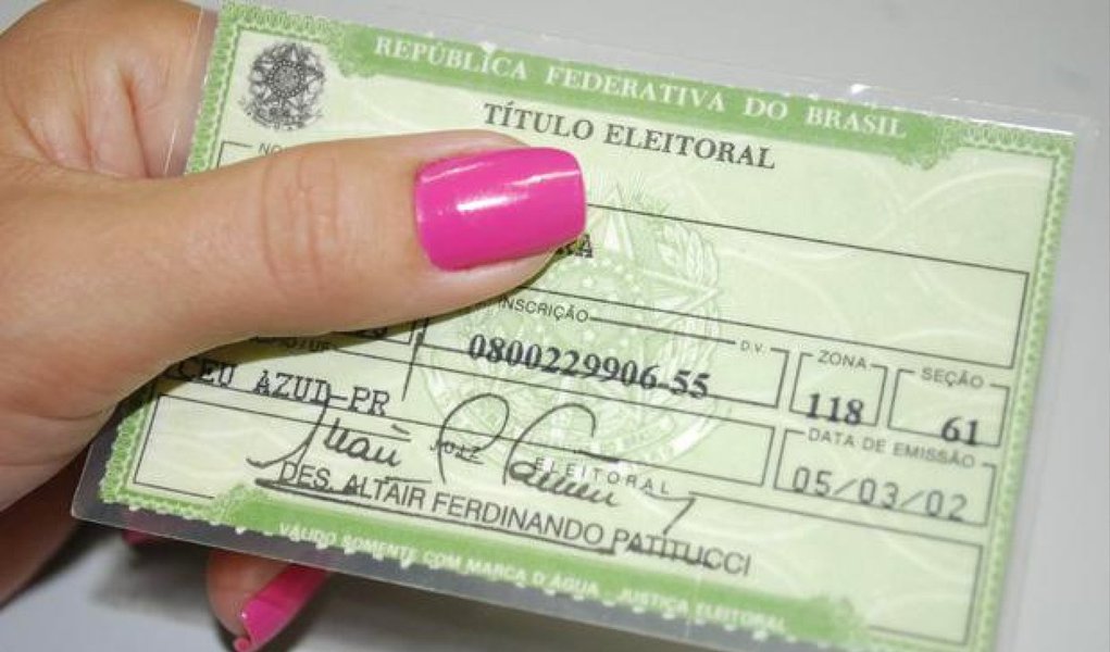 Pesquisa do instituto DataSenado revela que, para 41% da mulheres entrevistadas, a falta de apoio dos partidos políticos é o principal motivo para não se candidatar a um cargo político; 83% dos eleitores consultados dizem não escolher o voto em função do sexo e 79% alegam já ter votado em alguma mulher em eleições