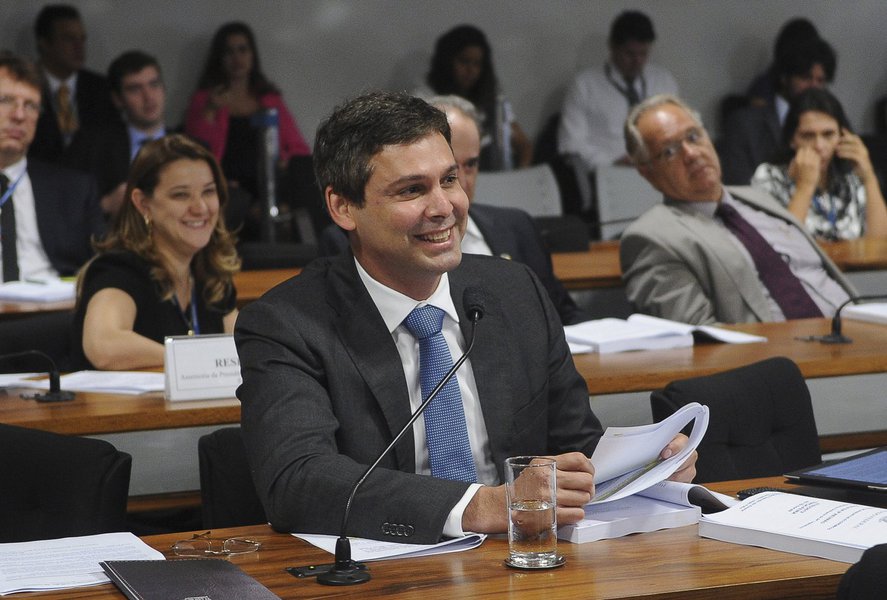 "É coisa Lula e ele que tem que resolver isso", teria dito a presidente; candidatura do senador Lindbergh Farias (PT-RJ) tensiona a relação da presidente com seus aliados do PMDB, no Rio