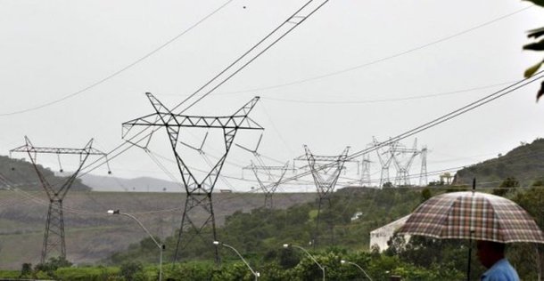 Os municípios de Resende, Porto Real e Itatiaia sem energia elétrica desde as 20h da noite de sexta (18); equipes das concessionárias Ampla e Light trabalham para normalizar o serviço na região; problema foi provocado em cinco torres de transmissão de 500 quilovolts (kV) de Furnas, localizadas a 5 quilômetros (km) da cidade de Resende, atingidas por fortes ventos