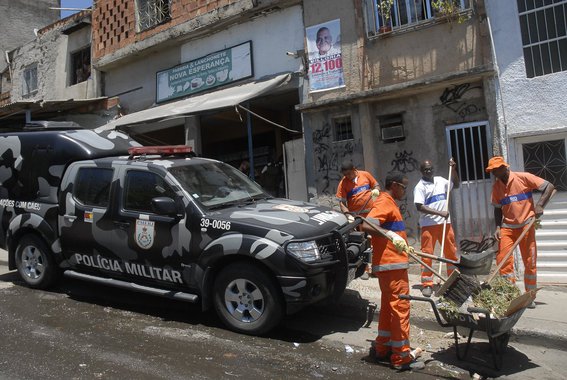 Após ataques a UPPs, Batalhão de Operações Especiais (Bope) da Polícia Militar ocupa comunidades no Complexo de Favelas da Maré, na zona norte do Rio, em busca de criminosos, armas e drogas; ações também ocorrem no Morro do Juramento, no Juramentinho e morro do Chapadão