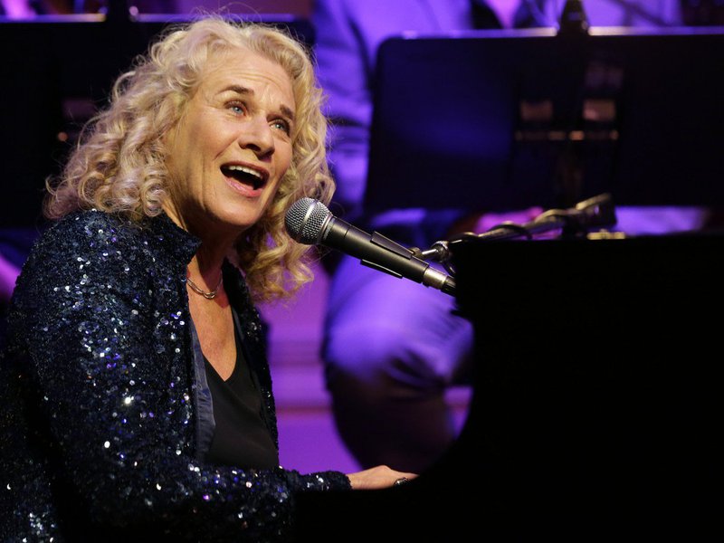 "Beautiful - The Carole King Musical", um novo espetáculo que estreia em 12 de janeiro na Broadway, mostra a ascensão da compositora, nascida Carol Klein, no Brooklyn, a partir de seus primeiros dias como uma adolescente trabalhando com Goffin e compositores como Barry Mann e Cynthia Weil até seu divórcio e mudança para a Califórnia