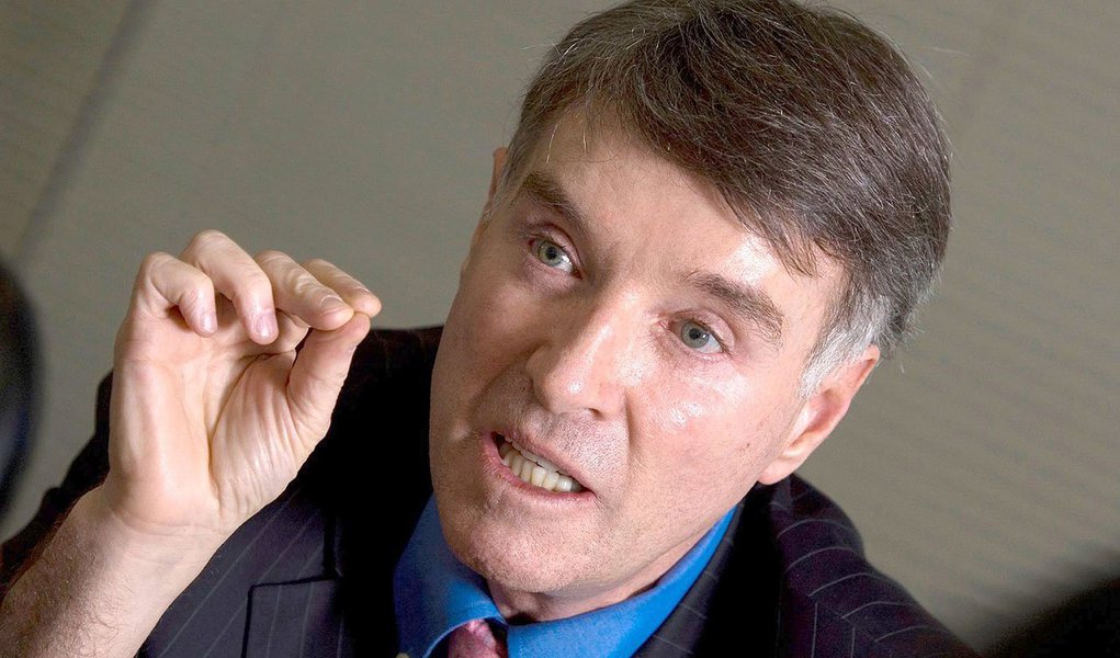 Revista Forbes registra que a fortuna do empresário caiu de US$ 30 bilhões para US$ 1 bilhão, além de carregar processo de acionistas minoritários por perdas por causa de informações supostamente inidôneas; no topo da lista está a chefe de cozinha norte-americana Paula Deen, acusada de comentários racistas em programa de televisão; prefeito de Toronto, Rob Ford, que admitiu ter usado crack em novembro; e o diretor da Agência Nacional de Segurança dos Estados Unidos, Keith Alexander, envolvido em denúncias de espionagem internacional