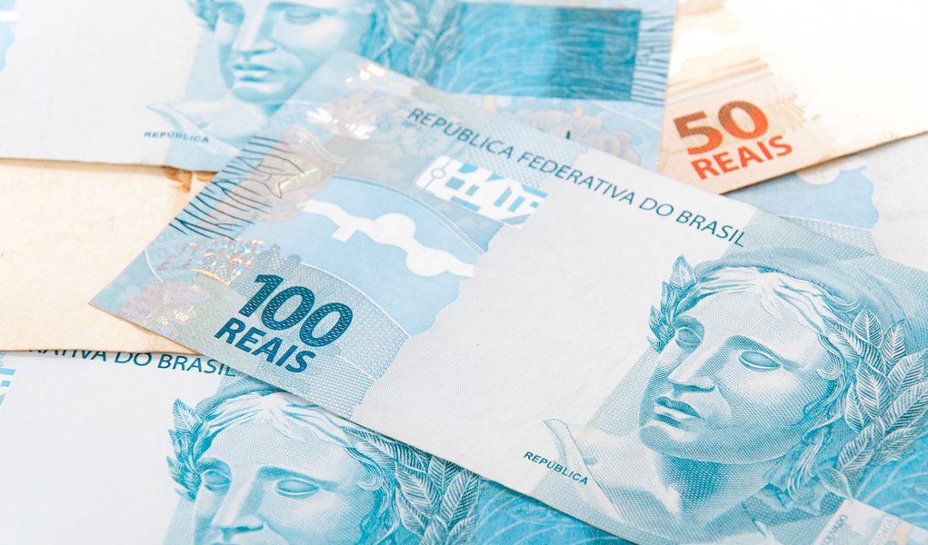 A arrecadação do Distrito Federal fechou 2013 em R$ 11,9 bilhões, 12,3% maior em relação à receita tributária apurada no ano anterior; apenas em dezembro, a soma dos impostos e taxas locais alcançou a segunda melhor marca histórica – mais de R$ 1,2 bilhão, 19,1% a mais do que 2012
 