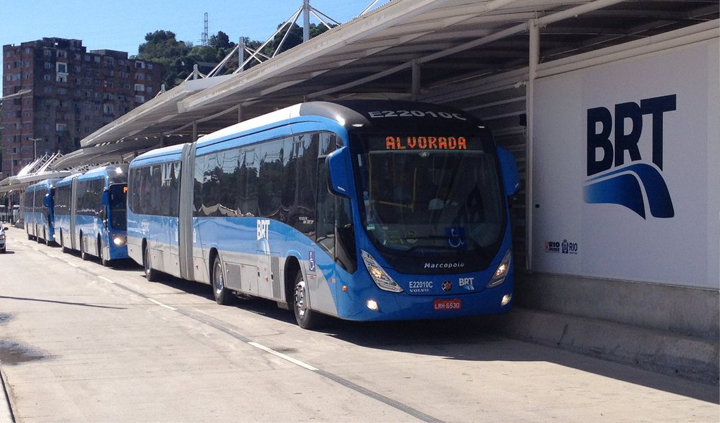 A partir desta segunda-feira (25), terá início mais uma etapa do processo de racionalização das linhas de ônibus das regiões abrangidas pelo BRT Transcarioca; a medida segue o planejamento definido pelo município com a implantação de nove linhas alimentadoras em substituição a oito convencionais; a Transcarioca liga a Barra da Tijuca à Ilha do Governador (Aeroporto do Galeão), sendo o primeiro corredor de alta capacidade no sentido transversal da cidade que já reduziu em 60% o tempo de viagem por ônibus no trecho