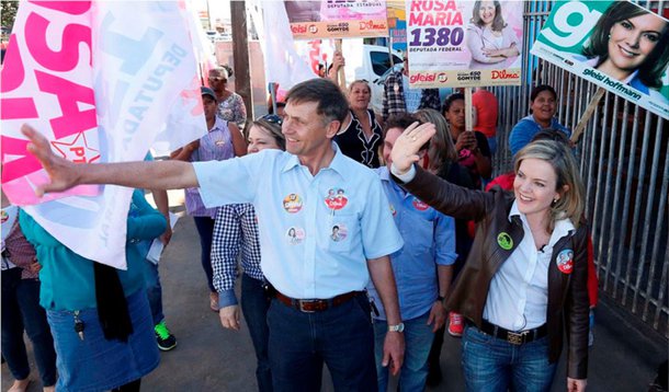 Durante caminha em Piraquara, na Grande Curitiba, a candidata ao governo do Paraná Geisi Hoffmann (PT) garantiu que o seu governo terá atenção especial com os profissionais da Educação; "O nosso Governo tem o compromisso de promover a valorização desses profissionais, garantindo formação continuada, mecanismo automático de substituição das aposentadorias e exonerações", disse; "Também vamos favorecer a concentração da carga horária decente em apenas uma escola"