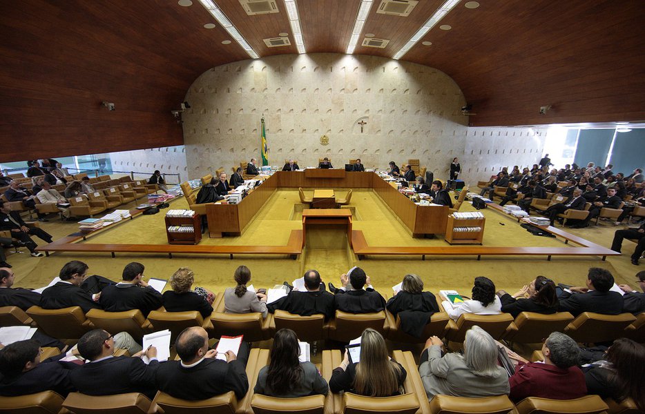 Os militares não se meterão. Ainda traumatizados com as sequelas de 64, se comportarão como guardiães da Constituição. Já os guardiães civis, o Supremo, estabelecerão a agenda conforme os ditames de sua consciência e de sua audácia