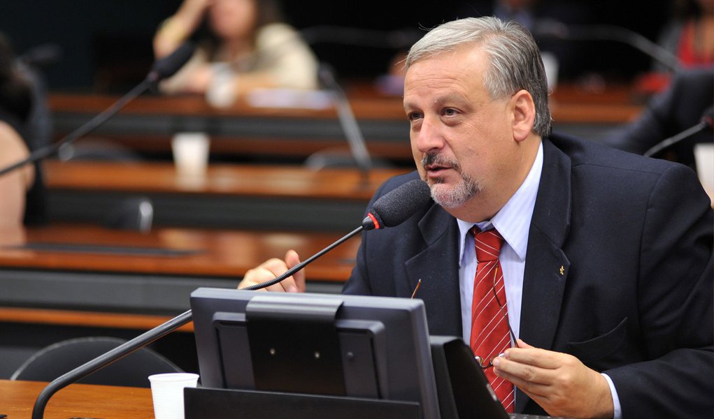 O novo ministro das Comunicações, Ricardo Berzoini, representa a maior expectativa de mudança no segundo governo Dilma; a questão é: ele terá autonomia para levar adiante a proposta de regulação dos meios de comunicação, para enfrentar a propriedade cruzada, a excessiva concentração de poder e a falta de diversidade na mídia brasileira?; em entrevista recente a diversos blogueiros, ele demonstrou ter clareza sobre o tema; este é o tema da capa da nova edição da revista Brasil 24/7; leia o texto de Altamiro Borges e a entrevista de Berzoini