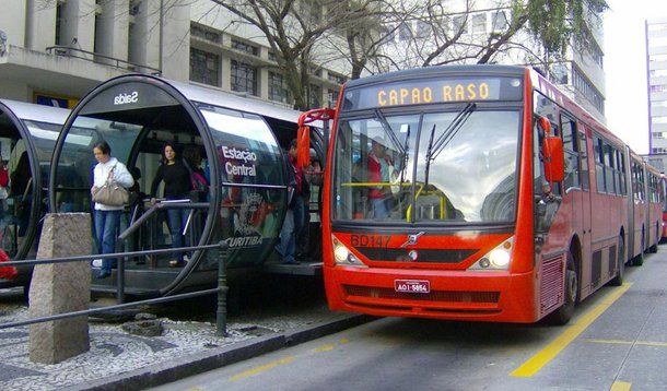 Sindicato dos Motoristas e Cobradores de Curitiba e Região Metropolitana (Sindimoc) informa que, se empresas não depositem os salários dos funcionários nesta quarta-feira (7), haverá uma paralisação total do sistema de transporte público na quinta-feira (8); de acordo com o texto, em dezembro, quando o pagamento do adiantamento salarial sofreu atrasos, a categoria aprovou um indicativo de greve geral; Urbanização de Curitiba (Urbs), que é a gestora do sistema, diz que os débitos do governo Beto Richa (PSDB) ainda devem um quarto do convênio que mantém o subsídio do transporte coletivo da capital e região metropolitana
 