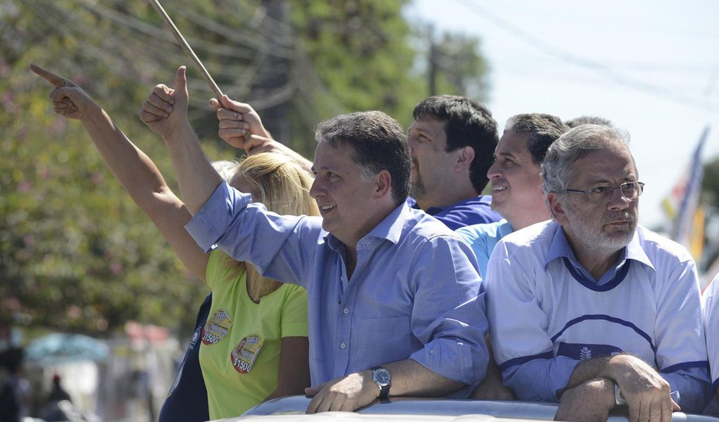 Candidato ao governo do Rio pelo PR, Anthony Garotinho afirmou que o PMDB-RJ abandonou o presidenciável Aécio Neves (PSDB); a declaração do parlamentar é feita na mesma semana em que a pesquisa Ibope apontou que é no Rio onde a presidente Dilma, de quem o os republicanos são aliados, tem o maior percentual de votos; "Cadê o Aezão? Onde está aquele pessoal?", provocou Garotinho; o deputado mostrou, ainda, seu otimismo para a disputa estadual: "Acho que ganho no primeiro turno"