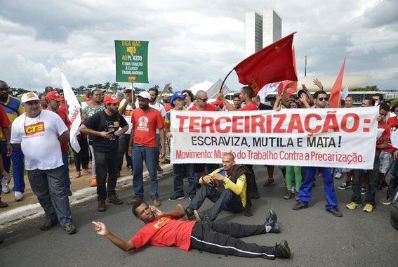 A brutal ofensiva da burguesia contra os direitos dos trabalhadores só poderá ser enfrentada por meio da conjunção da luta política com a social, com ampla mobilização, forte organização e unidade