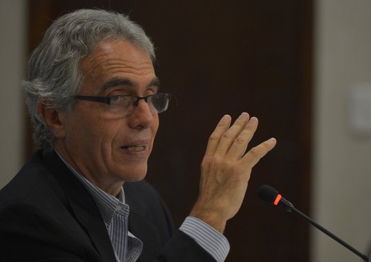 Presidente da Corte Interamericana de Direitos Humanos, Diego García-Sayán, afirmou que o tribunal não pode alterar sentenças de tribunais nacionais; em caso de violação de algum direito processual, segundo ele, a corte pode, porém, recomendar a revisão de parte do processo ou estabelecer uma reparação econômica; réus da Ação Penal 470 cogitam recorrer ao tribunal internacional