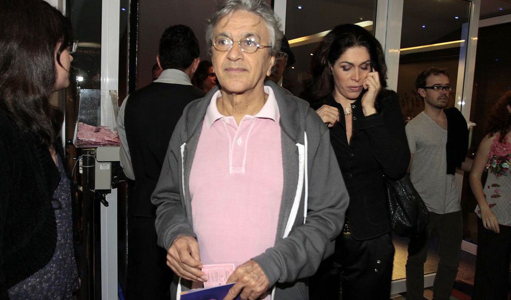 Compositor Caetano Veloso aposta em vitória da presidente Dilma Rousseff em primeiro turno; no entanto, reconhece cenário mais complicado para a presidente do que na época de Lula: “Dilma encontra um mundo mil vezes mais difícil. Mas o Brasil que saiu dos governos FHC e Lula é menos vulnerável. Vivemos agora, em todo o mundo, um período de profunda instabilidade. Entretanto, o Brasil, que enfrenta seus velhos problemas com novas cores, agora é mais capaz de resolvê-los”