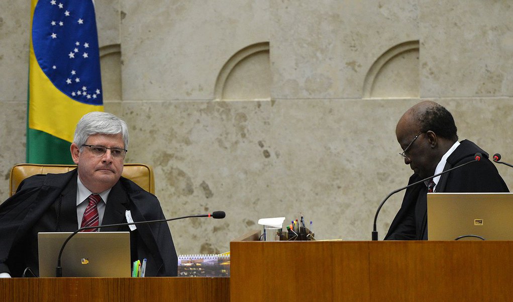 Segundo o colunista Janio de Freitas, “em termos elevados, como têm sido seus pronunciamentos escritos ou orais”, procurador Rodrigo Janot deu uma nítida mordiscada no ministro Joaquim Barbosa ao criticar decisão sobre trabalho externo de condenados do chamado mensalão