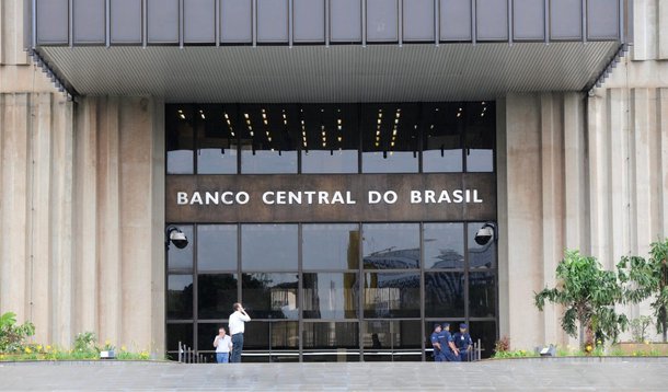 O Banco Central elevou nesta quarta (21) a taxa básica de juros em 0,50 ponto percentual, para 12,25% ao ano; a alta era a aposta de 56 dos 60 economistas ouvidos em pesquisa da Bloomberg; a inflação é citada como o principal balizador para a decisão do Comitê de Política Monetária