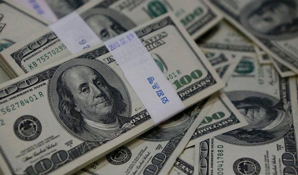 O dólar comercial chegou nesta segunda (2) próximo de R$ 2,90 e fechou o dia no maior patamar desde 15 de setembro de 2004 (R$ 2,903), encerrando o dia vendido a R$ 2,895, com alta de 1,37%; o aumento anulou a desvalorização de 1% da última sexta (27) e fez o valor da moeda superar a cotação da quinta (26), quando atingiu R$ 2,885