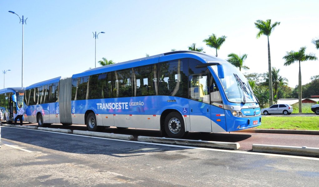 O governo lançou o edital do Bus Rapid Train (BRT) Transoceânica, primeiro corredor exclusivo de ônibus de Niterói, na região metropolitana do Rio de Janeiro; financiado com recursos do PAC, o corredor terá 9,3 quilômetros de extensão, 15 estações e promete reduzir para 35 minutos uma viagem que hoje pode levar mais de duas horas, na hora do rush, segundo a prefeitura; aproximadamente, 146 mil usuários que usam ônibus todos os dias serão beneficiados com o empreendimento; Ministério das Cidades informou que a obra custará cerca de R$ 307 milhões
 