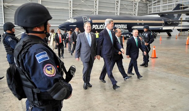 “O poder está nas mãos do governo, e este tem que exercitar o poder de maneira responsável para fazer as escolhas que criem estabilidade e um caminho adiante na Venezuela", disse o secretário de Estado dos Unidos, John Kerry, em uma coletiva de imprensa; governo de Nicolas Maduro pretende denunciar os EUA à OEA por ingerência externa