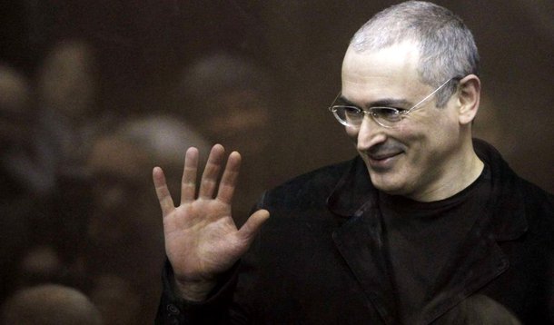 Mikhail Khodorkovsky é um dos adversários mais conhecidos do presidente russo; ele foi preso em 2003 por fraude, roubo e lavagem de dinheiro em julgamentos que prejudicaram a imagem do presidente russo no Ocidente