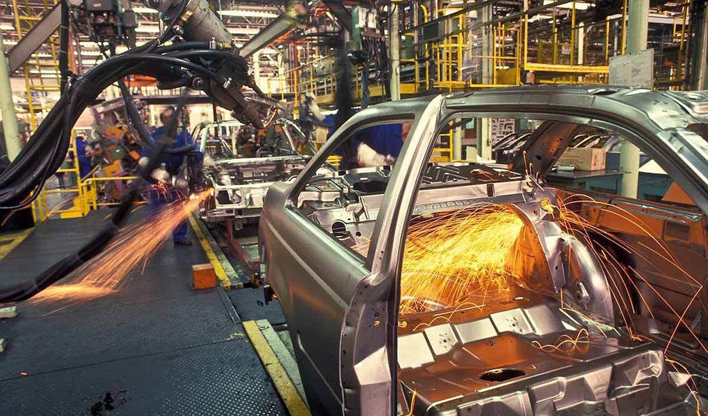 Segundo o IBGE, queda de 0,4% foi na comparação com agosto; ante setembro de 2012, o total de pessoal ocupado no setor recuou 1,4%