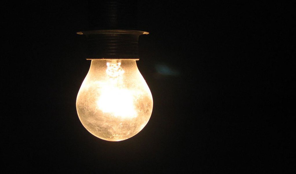 Começa a valer a partir de amanhã (7) o aumento médio de 3,65% na conta de luz de clientes da Light em 31 municípios do estado; a Aneel aprovou o índice final da terceira revisão tarifária periódica da concessionária; consumidores residenciais terão aumento de 4,68%; para as indústrias, no entanto, haverá redução de 1,01% nas tarifas