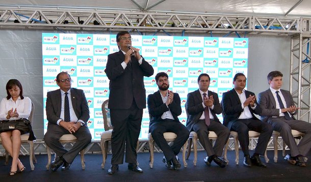 Governador Flávio Dino lançou o programa 'Água para Todos' para levar água tratada aos lares maranhenses; o programa que foi lançado na sede da Caema pretende romper o problema histórico que afeta milhões de maranhenses: a falta d'água; "Acreditamos que após esses R$ 270 milhões investidos teremos outro panorama neste tema tão agudo, que é o abastecimento de água no estado", afirmou; segundo o chefe do Executivo, "esta é a meta: abastecimento pleno de água na sede dos 30 municípios mais pobres do estado"