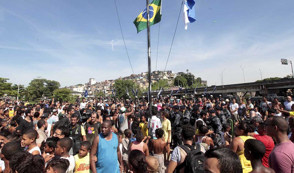 "O objetivo primeiro foi a tomada pacífica do terreno, sem risco para os moradores. A população nos recebeu com palmas e sorrisos. É só olhar em volta e ver”, disse o coronel André Vidal; o oficial falou após a cerimônia de hasteamento das bandeiras do Brasil, do estado do Rio  e do próprio batalhão, em uma praça ao lado do Morro do Timbau
