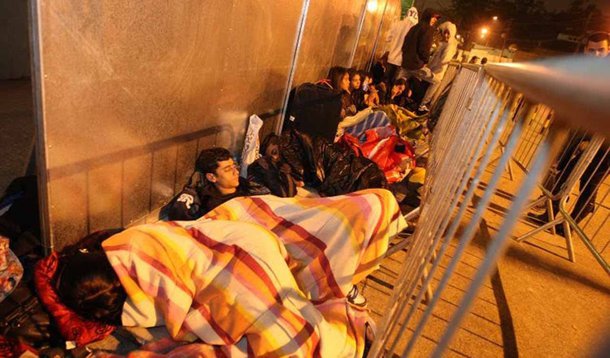 A Secretaria Municipal de Ordem Pública informou que vai enviar uma equipe ao local para avaliar como os jovens estão se estruturando para permanecer na calçada em frente ao portão que dá acesso à Praça da Apoteose, até o dia do show