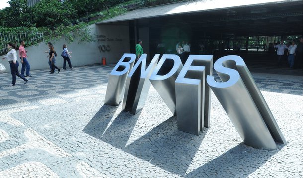 Em reunião extraordinária nesta sexta-feira, o Conselho Monetário Nacional (CMN) reajustou a Taxa de Juros de Longo Prazo (TJLP) para 5,5% ao ano. Desde janeiro de 2013, a taxa estava em 5% ao ano, no menor nível da história