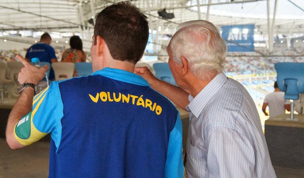 Ministério Público do Trabalho no Rio de Janeiro (MPT-RJ) entrou com ação civil pública pedindo que todos os selecionados para o programa de trabalho voluntário da Copa do Mundo sejam contratados com Carteira de Trabalho assinada; o MPT também pede que o Comitê Organizador Local pague R$ 20 milhões de indenização por dano moral coletivo