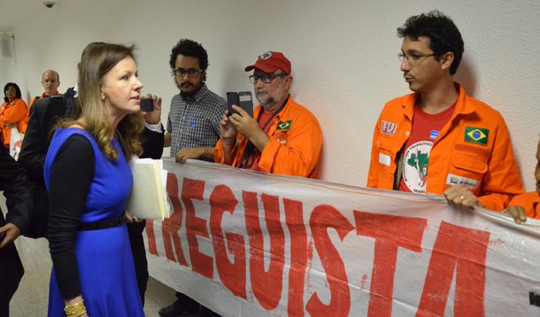 Mesmo com o habeas corpus concedido pelo ministro Luiz Fachin, do STF, garantindo o acompanhamento por parte de 15 diretores da Federação Única dos Petroleiros (FUP) das sessões da comissão especial do Senado que avalia o Projeto de Lei de autoria do senador José Serra (PSDB-SP), os dirigentes da entidade foram barrados na portaria da Casa; parlamentares também criticaram mudanças nos cargos na comissão, algo que, segundo o senador Lindbergh Farias (PT-RJ), foi feito para favorecer o projeto