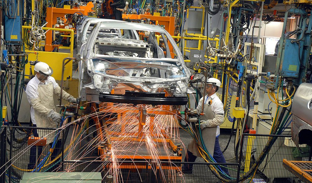 Resultado inesperado é visto em comparação ao mês anterior, segundo dados do IBGE; na comparação com um ano antes, a produção despencou 5,8% em novembro, nono resultado negativo seguido e queda mais forte desde junho -- quando ela foi de 6,9%