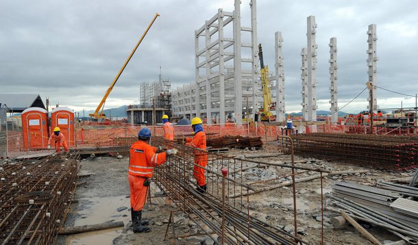 Canteiros de obras vazios e muito desânimo entre os funcionários; este foi o cenário encontrado pelos trabalhadores das empresas terceirizadas pela Petrobras para as obras no Comperj; motivo foi a demissão de mais 200 empregados das empreiteiras, que após as denúncias de corrupção contra a estatal enfrentam uma forte crise financeira; a Associação Brasileira de Empresas de Serviço de Petróleo, com base no Rio, já divulgou que cerca de 10 mil pessoas já foram demitidas no setor, após as denúncias de corrupção na Petrobras