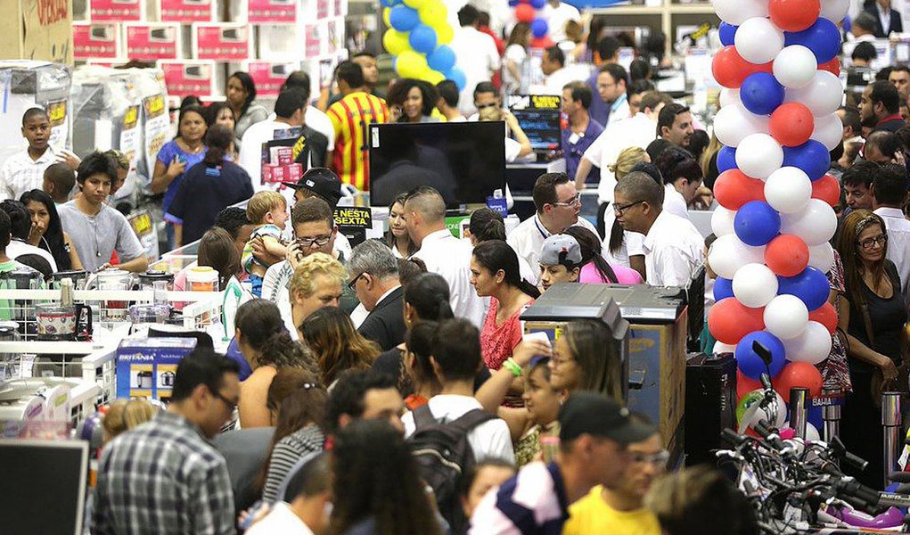 As vendas no varejo brasileiro subiram 0,8% em janeiro na comparação com dezembro e tiveram alta de 0,6% na comparação com o mesmo período do ano anterior; dados foram divulgados nesta sexta-feira, 13, pelo IBGE; na comparação com o mesmo mês do ano anterior, a expectativa era de recuo de 0,9 por cento na mediana de 19 projeções, que variaram de recuo de 2,2 por cento a avanço de 0,1%