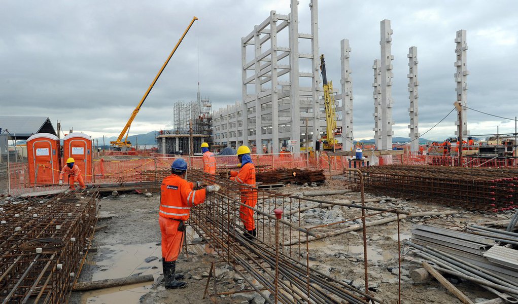 Canteiros de obras vazios e muito desânimo entre os funcionários; este foi o cenário encontrado pelos trabalhadores das empresas terceirizadas pela Petrobras para as obras no Comperj; motivo foi a demissão de mais 200 empregados das empreiteiras, que após as denúncias de corrupção contra a estatal enfrentam uma forte crise financeira; a Associação Brasileira de Empresas de Serviço de Petróleo, com base no Rio, já divulgou que cerca de 10 mil pessoas já foram demitidas no setor, após as denúncias de corrupção na Petrobras