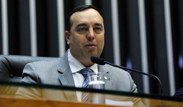 O deputado federal Fernando Francischini, o Batman, que não está aguentando o tranco sozinho com os sindicalistas da Força Sindical, pediu ajuda nacional a Paulinho da Força para garantir o Solidariedade na órbita do governador Beto Richa (PSDB) e do senador Álvaro Dias (PSDB); na noite desta segunda (30), prazo fatal para fechar as atas, o braço sindical do Solidariedade, liderado pelos metalúrgicos Sérgio Butka e Nelsão de Souza, podem arrastar o partido rumo à candidatura do senador Roberto Requião (PMDB)