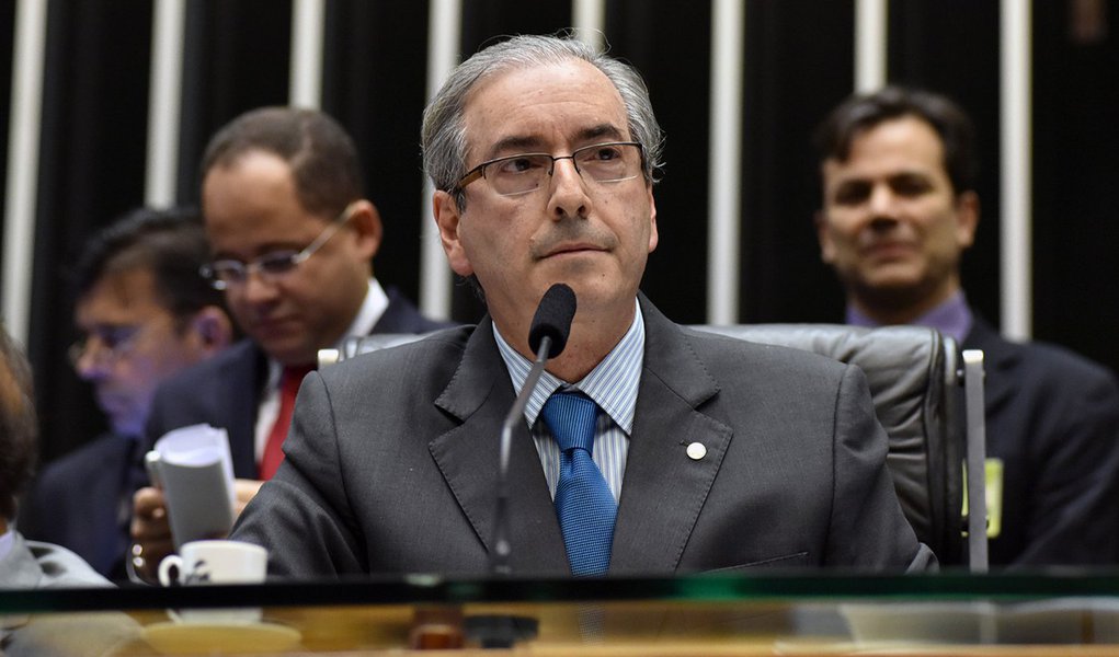 O presidente da Câmara dos Deputados Eduardo Cunha (PMDB) respondeu as críticas feitas pela presidente Dilma Rousseff (PT) ao PL 4330, que permite a terceirização de atividades-fim indiscriminadamente, conforme aprovado pela Casa nas últimas semanas; antes de discursar em ato promovido pela Força Sindical nesta sexta-feira (1), Dia do Trabalhador, Cunha disse que Dilma tem que ter "cautela" e que, mesmo que ela vete a proposta, "a última palavra será do Congresso"