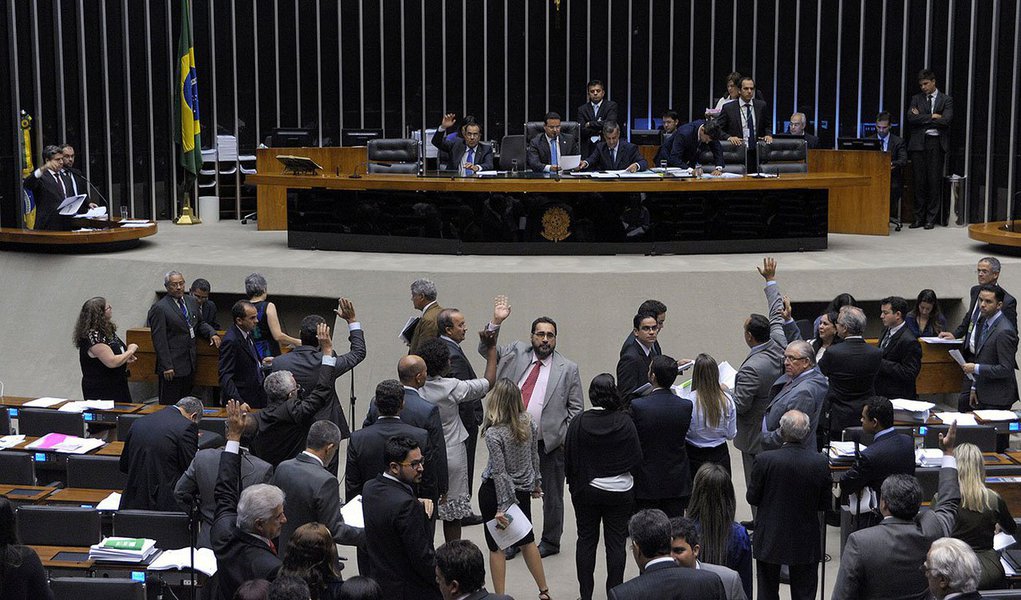 Deputados acataram as reivindicações da bancada feminina da Câmara dos Deputados e reincluíram o regime de prisão fechado para o devedor de pensão alimentícia no novo Código de Processo Civil